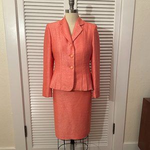 LE SUIT 2 PC SALMON COLORED SKIRT SUIT. PLEATED JACKET HEM. SIZE 4P.
